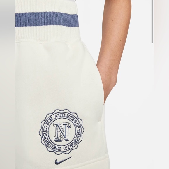 Nike Sportswear Phoenix Fleece Heritage
Women's High-Waisted Shorts - Picture 5 of 8